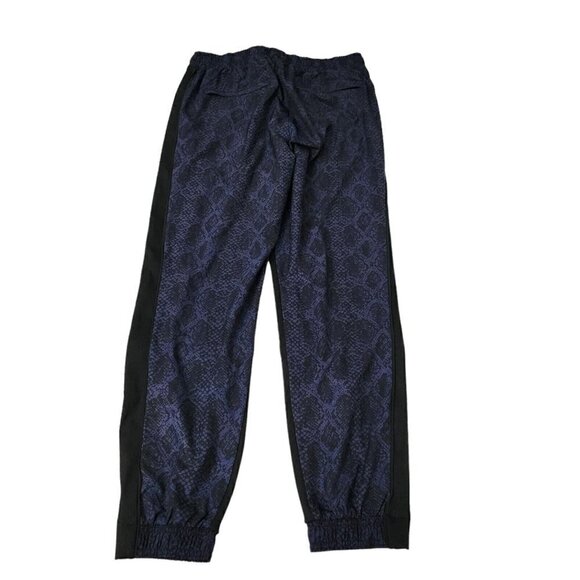 Athleta‎ Womens Brooklyn Jogger Pants 8 Navy Blue Python Snake Print Outdoor - Picture 10 of 13